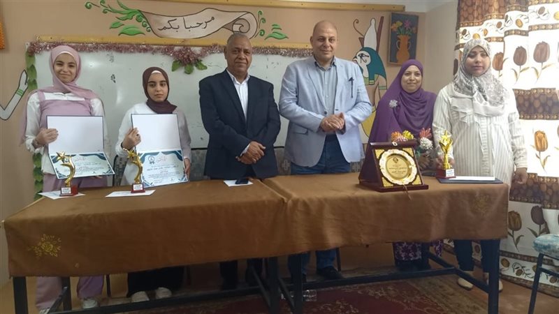 تكريم طالبتا مدرسة