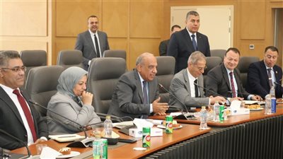 محمود عصمت يبحث تجهيزات استقبال المهمات الكهربائية لمشروع الطاقة النووية 