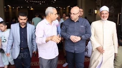 أهالي بني سويف يعرضون مشاكلهم على المحافظ عقب صلاة الجمعة بمسجد الرضا