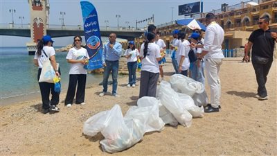 طلاب ودبلوماسيون يشاركون في حملة تنظيف شاطئ ستانلي احتفالًا بيوم أوروبا البيئي (صور)