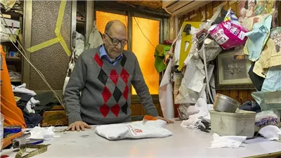الخياطة مهنة الصبر والإبداع.. عبد العزيز: تعلمت الصنعة وأسرارها في 10 سنوات.. تحتاج إلى مهارات خاصة.. والخبرة أهم مميزات الترزي (فيديو وصور)