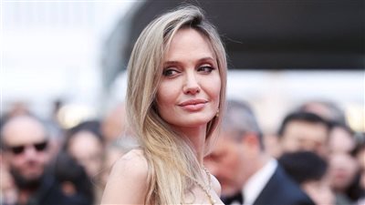 أنجلينا جولي تتألق على السجادة الحمراء لـ مهرجان كان السينمائي (صور)