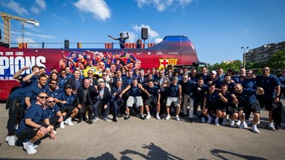 بحافلة مكشوفة، برشلونة يحتفل بالتتويج بالثلاثية المحلية (فيديو)