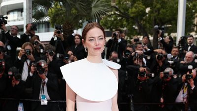 نحلة تهاجم إيما ستون على السجادة الحمراء في مهرجان كان (فيديو)