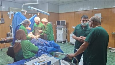 مدير إدارة المستشفيات يشارك في إنقاذ مريضة خلال جولة ليلية بمستشفى قويسنا بالمنوفية