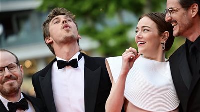 لحظة هجوم نحلة على أبطال فيلم EDDINGTON في مهرجان كان (صور)