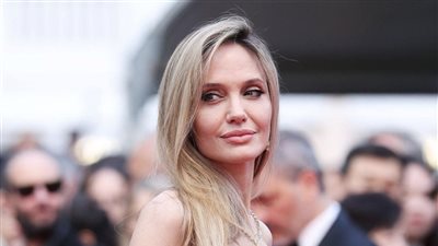 أنجلينا جولي تكرم المصورة الفلسطينية فاطمة حسونة في مهرجان كان (فيديو)