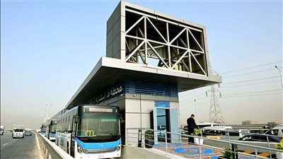 رئيس الوزراء يتفقد التشغيل التجريبي للمرحلة الأولى من مشروع الأتوبيس الترددي