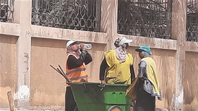 وسط ارتفاع درجات الحرارة، عاملات النظافة بالإسماعيلية يتقاسمن زجاجات المياه الباردة (صور) 