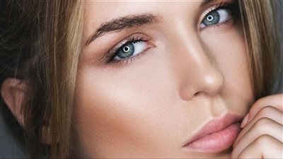 أسرار الاستمتاع بمكياج ثابت لأطول فترة ممكنة خلال الموجة الحارة