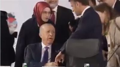 إمساك أردوغان بأصبع ماكرون يثير الجدل، والنشطاء يكشفون سر الحركة الغريبة (فيديو) 