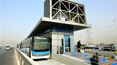 رئيس الوزراء يتفقد المرحلة الأولى من التشغيل التجريبي لمشروع الأتوبيس الترددي 