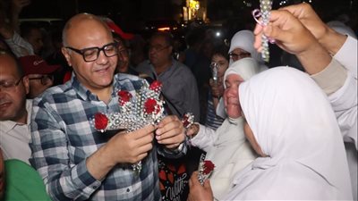 محافظ القليوبية يودع أول فوج للحجاج 