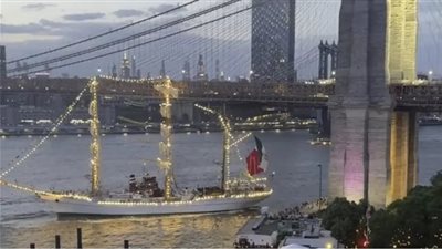 لحظة اصطدام سفينة تابعة للبحرية المكسيكية بجسر بروكلين في نيويورك (فيديو)