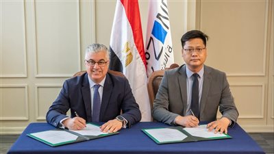 رئيس اقتصادية قناة السويس يوقع عقد مشروع شركة صينية لصناعة الملابس الجاهزة