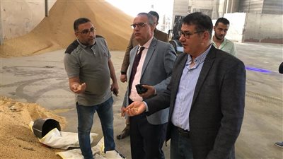 وكيل تموين الدقهلية يقود حملة علي المخابز ويضبط مصنع أعلاف مخالفا (صور )