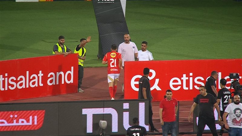 علي معلول لاعب الأهلي،
