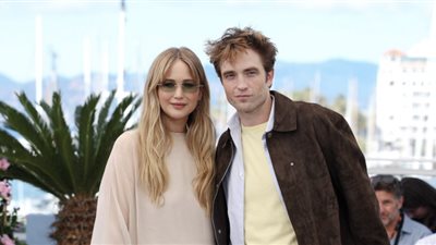 جينيفر لورنس وروبرت باتينسون في جلسة تصوير فيلم Die My Love بمهرجان كان