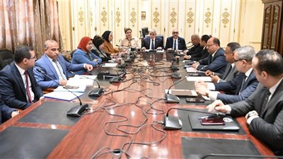 القوى العاملة بالنواب توافق على قانون العلاوة.. إعداد تقرير للعرض على الجلسة العامة.. 10% للمخاطبين بالخدمة المدنية.. 15% لغير المخاطبين.. 700 جنيه حافز إضافي.. والتطبيق أول يوليو