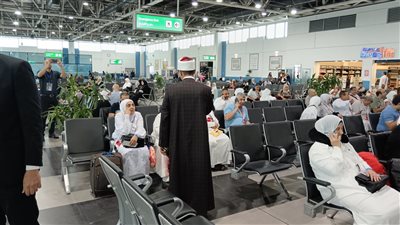 مشايخ الأوقاف في مطار القاهرة للرد على استفسارات الحجاج (صور)