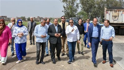  محافظ الشرقية يتفقد رصف طريق جميزة بني عمرو - ترعة الدبيجية 