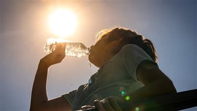 الصحة توجه نصائح لتقليل خطر الإصابة بضربات الشمس والجفاف والإجهاد الحراري