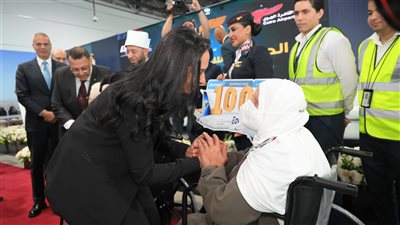 وزراء التضامن والأوقاف والطيران المدني يودعون أول أفواج حجاج الجمعيات بمطار القاهرة