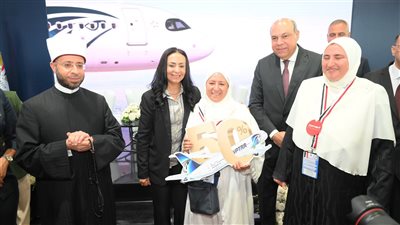 وزيرة التضامن تطمئن على وصول أول أفواج حجاج الجمعيات الأهلية إلى المدينة المنورة