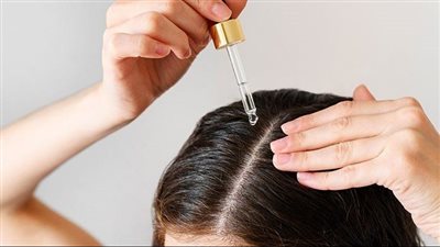 اصنعى بنفسك سيروم اقتصادي لتغذية الشعر ولمعانه 