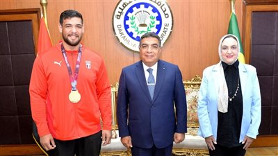 محافظ الدقهلية يكرم عبد اللطيف مناع بطل أفريقيا في المصارعة الرومانية (صور)