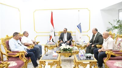 محافظ قنا يبحث خطة التوسع في مشروعات توصيل الغاز بالمحافظة