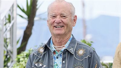 بيل موراي يرمي الماء باتجاه الصحفيين خلال جلسة تصوير في مهرجان كان (صور)