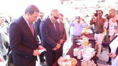 مختتما جولته في دمياط، وزير العمل يتفقد معرضا يقدم منتجات بأسعار مخفضة