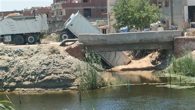 نجاة سائق سيارة نقل ثقيل في انهيار كوبري بالبحيرة (صور )