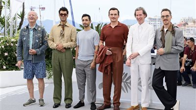 نجوم فيلم The Phoenician Scheme في جلسة تصوير بمهرجان كان 