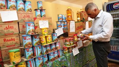  محافظ أسوان يتفقد المعرض الدائم للسلع الغذائية بإدفو (صور)