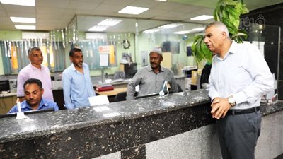 محافظ أسوان يتابع منظومة العمل بالمركز التكنولوجى بإدفو(صور)