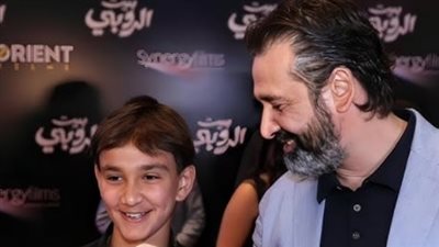 نجل كريم عبد العزيز يكشف عن أحلامه في التمثيل ويوجه رسالة لوالده (فيديو)