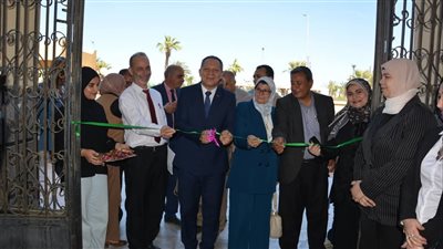 رئيس جامعة دمياط يفتتح المعرض البيئي بكلية العلوم (صور)