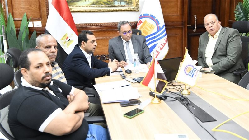 محافظ قنا خلال المتابعة