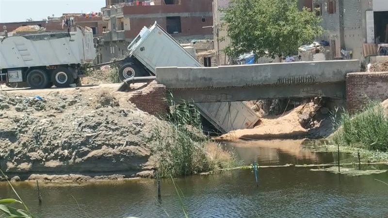 انهيار كوبري بالبحيرة