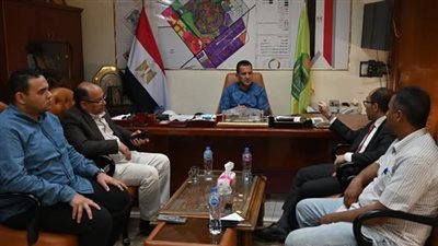 رئيس جهاز العاشر من رمضان يجتمع بمسؤولي بحوث الإسكان لمتابعة مشروعات المرافق والطرق بالمدينة