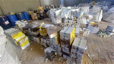 ضبط مخزن لتعبئة مبيدات زراعية مجهولة المصدر بالمنطقة الصناعية بجمصة (صور)