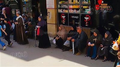 كبار السن يفترشون الأرض تحت شمسٍ حارقة أمام التأمين الصحي بالسنطة (فيديو)