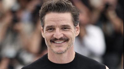 بيدرو باسكال يسافر على متن رحلة اقتصادية ذهابا إلى مهرجان كان (فيديو)