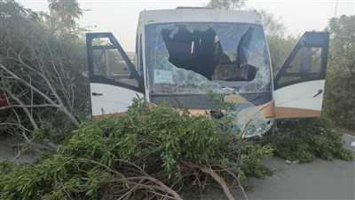 تصادم أتوبيس إحدى المدارس الخاصة مع سيارة ملاكي في التجمع الأول