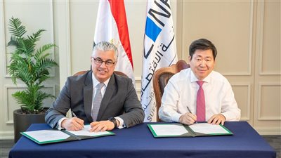 رئيس اقتصادية قناة السويس يوقع عقد مشروع شركة 