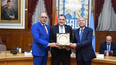 تكريم موظف بوزارة العمل رفض رشوة 2 مليون جنيه من شركة لإلحاق العمالة بالخارج