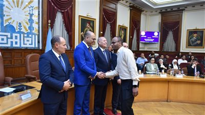 وزير العمل ومحافظ القاهرة يسلّمان عقود عمل جديدة لذوي الهمم