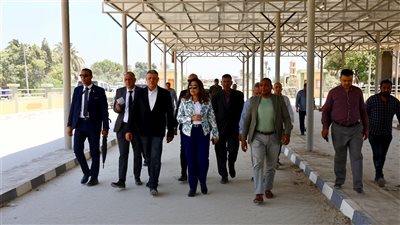 خلال جولتها بالصف، وزيرة التنمية المحلية تتفقد مشروعات المواقف والأسواق 